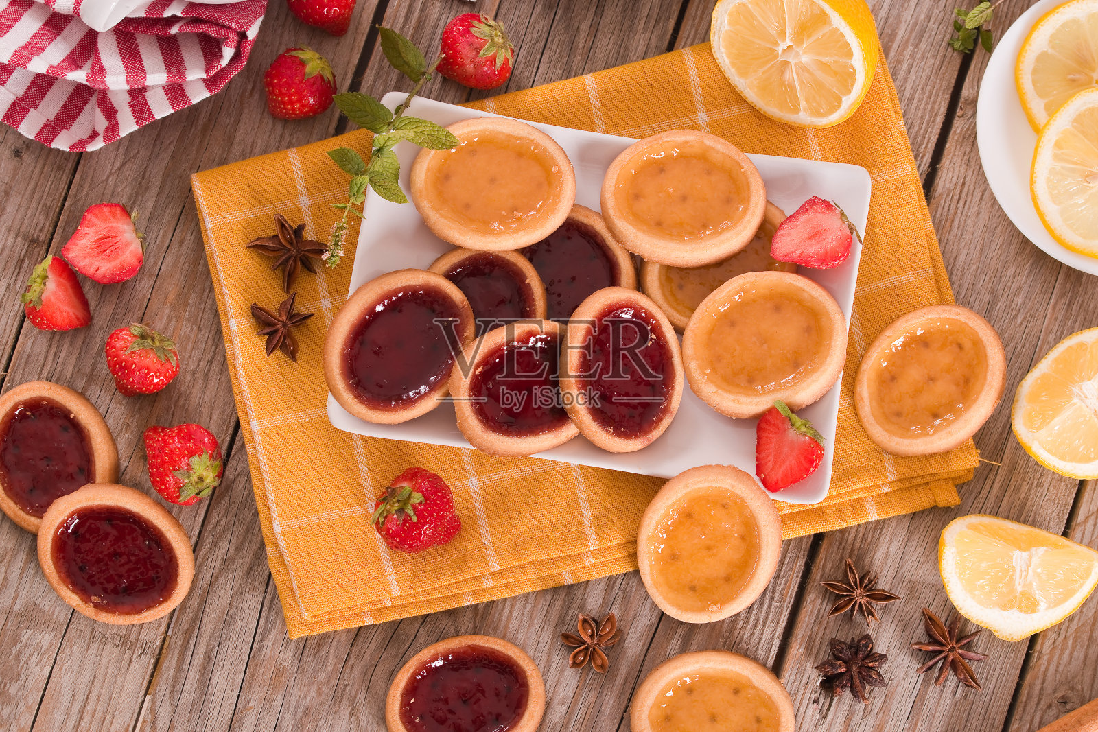 柠檬和草莓馅饼。照片摄影图片