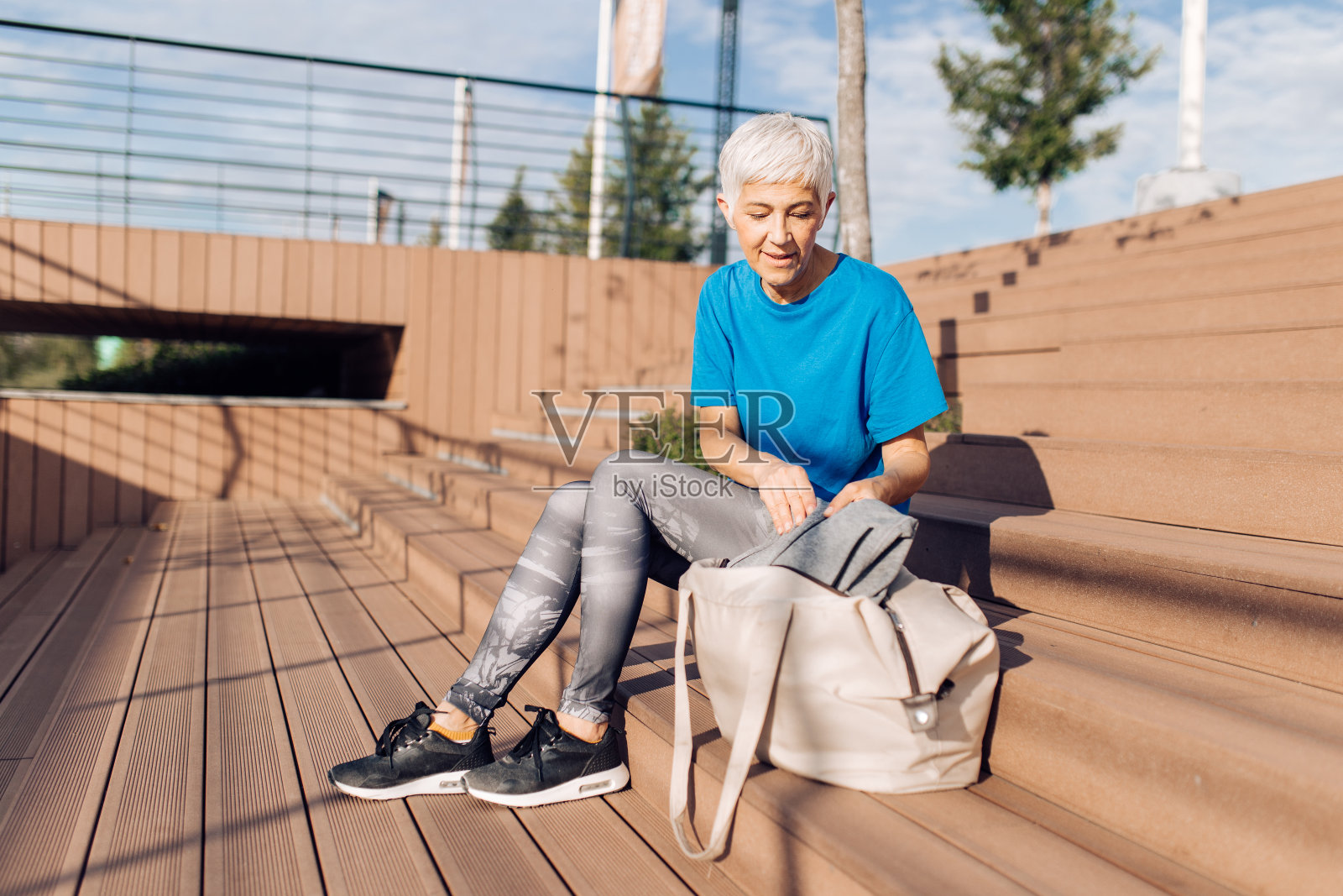 为户外运动做准备的老年妇女照片摄影图片