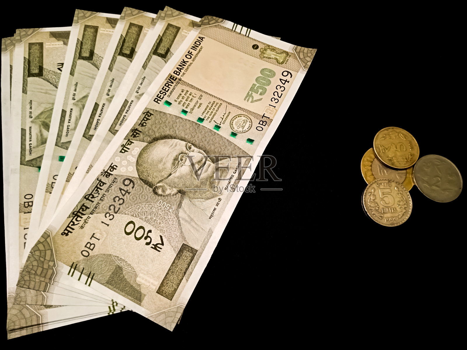 黑色背景上印着印度货币照片摄影图片