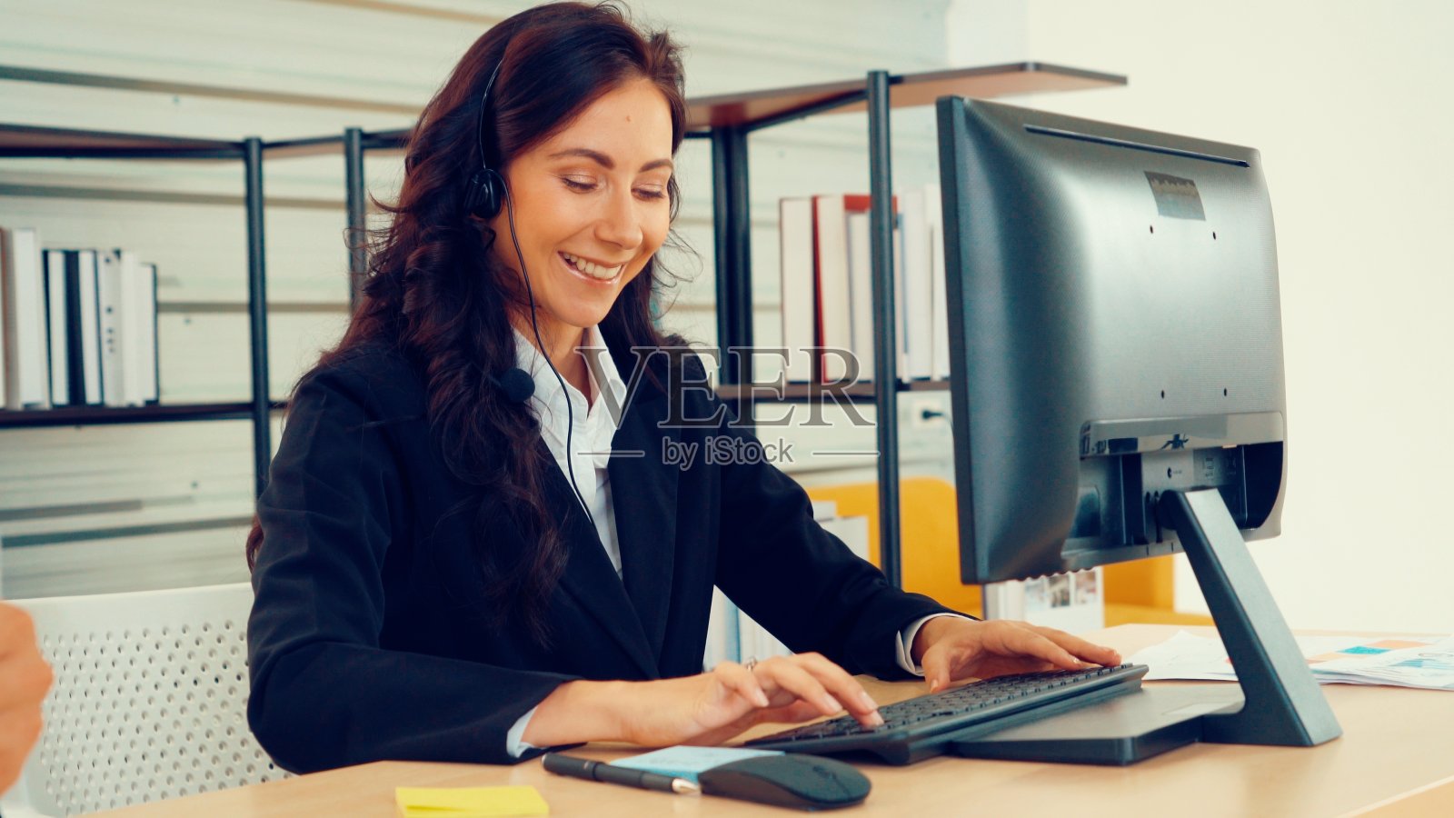 商务人员戴着耳机在办公室工作照片摄影图片