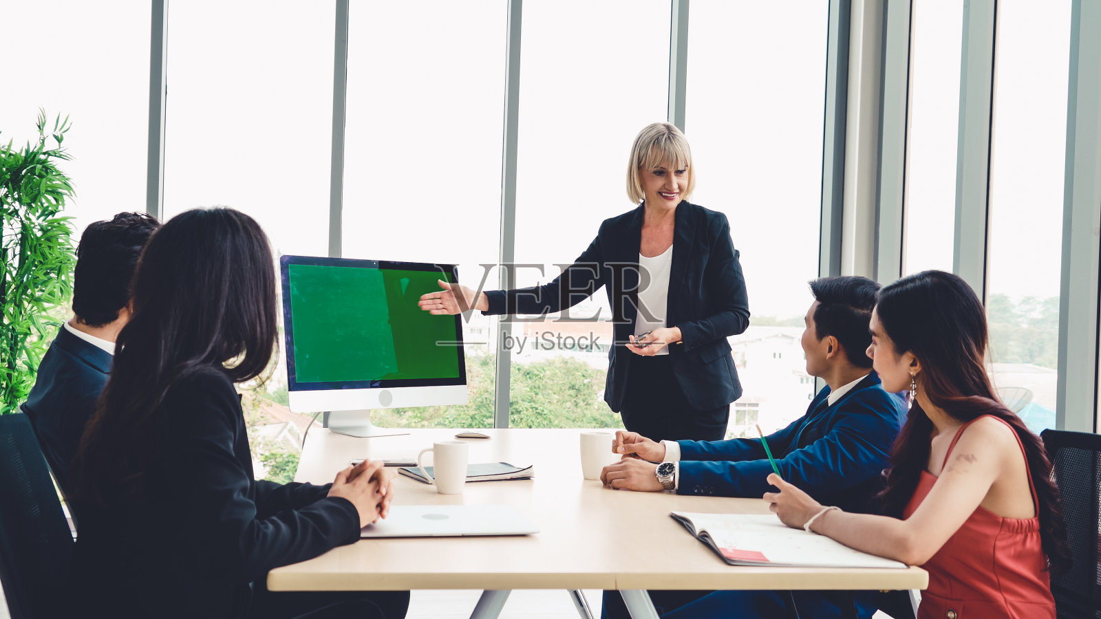 商务人士在会议室用绿屏照片摄影图片