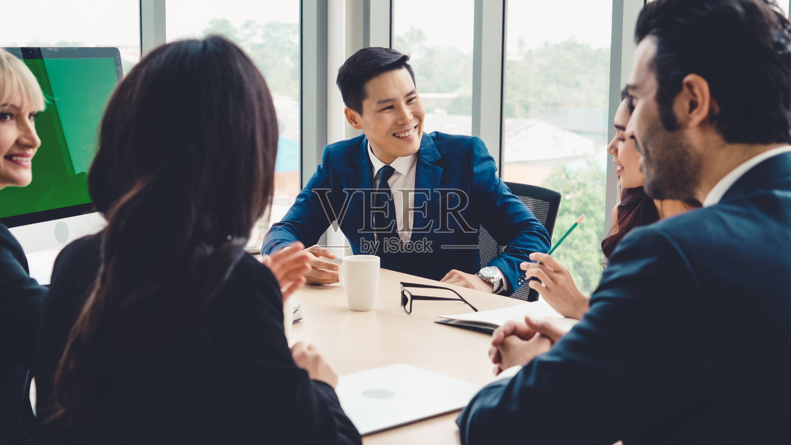 商务人士在会议室用绿屏照片摄影图片