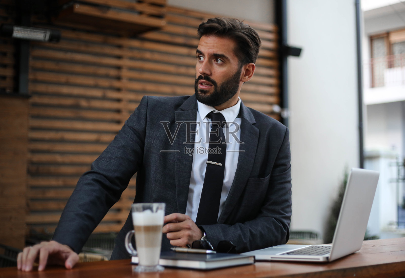 一个商人在咖啡馆里用笔记本电脑工作照片摄影图片