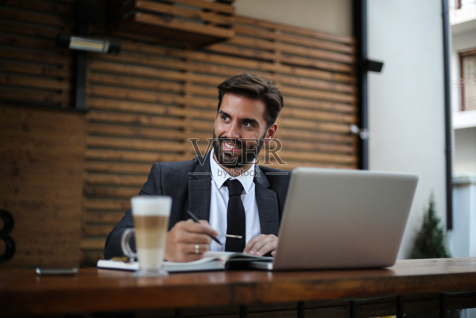 一个商人在咖啡馆里用笔记本电脑工作照片摄影图片