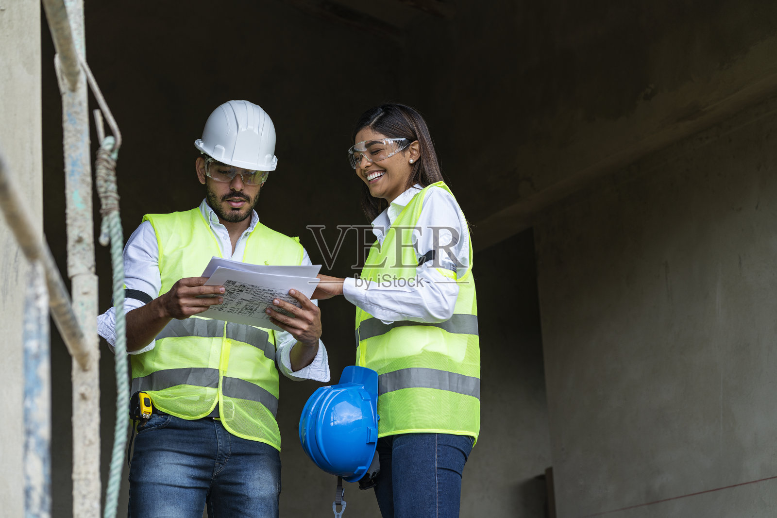 几个工程师一男一女在审查建筑计划照片摄影图片