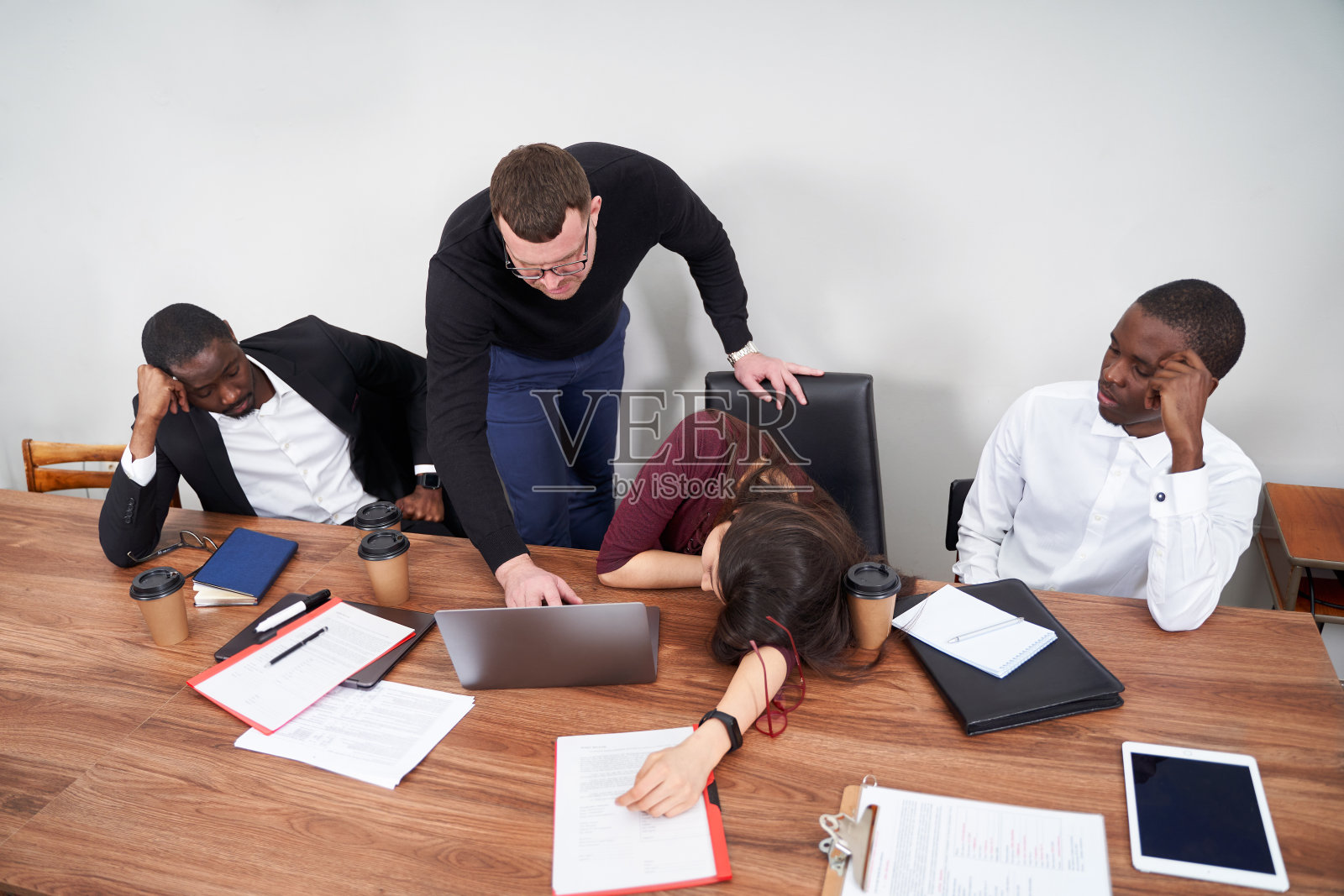 年轻快乐的商务人士在现代化的办公室里一起工作，多民族的团队合作照片摄影图片