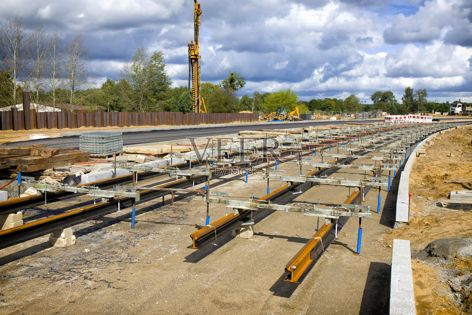 新的有轨电车线路正在建设中照片摄影图片