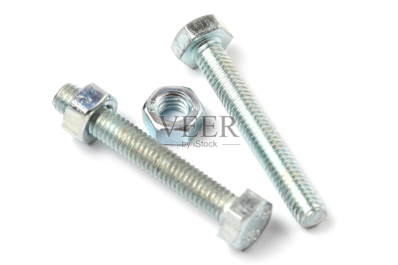 两个带螺母和垫圈的钢螺栓，特写，白色背景，隔离。照片摄影图片