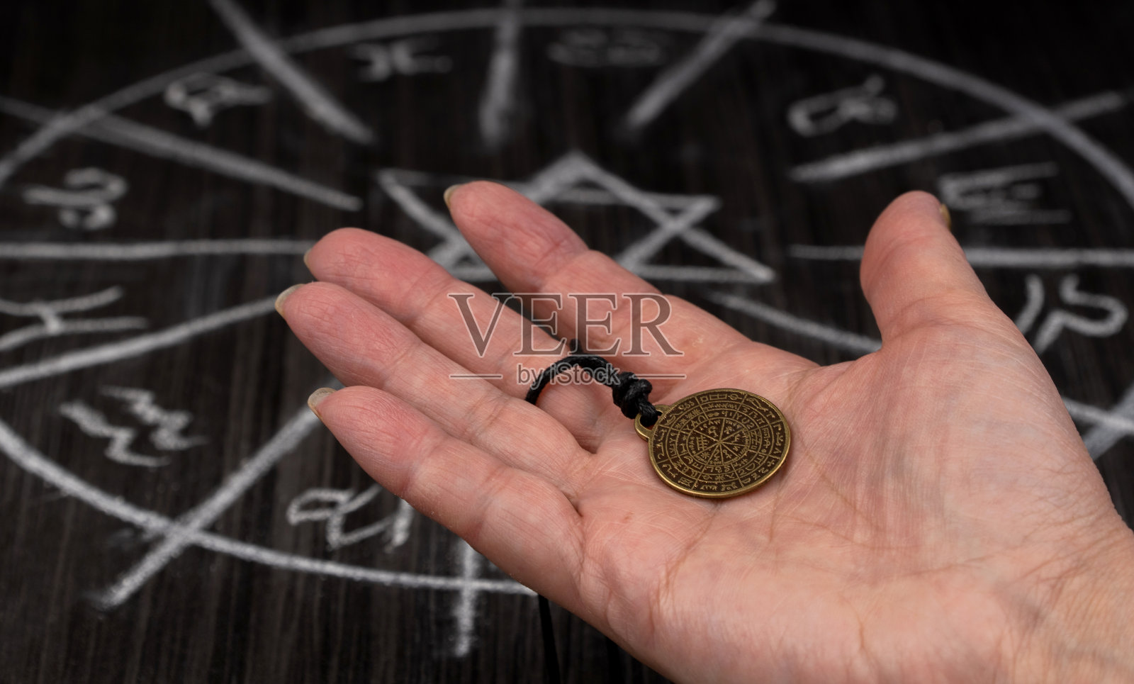 预言护身符在你掌心上的背景魔法。帮助与平行世界交换信息和预见未来，有助于培养直觉。照片摄影图片