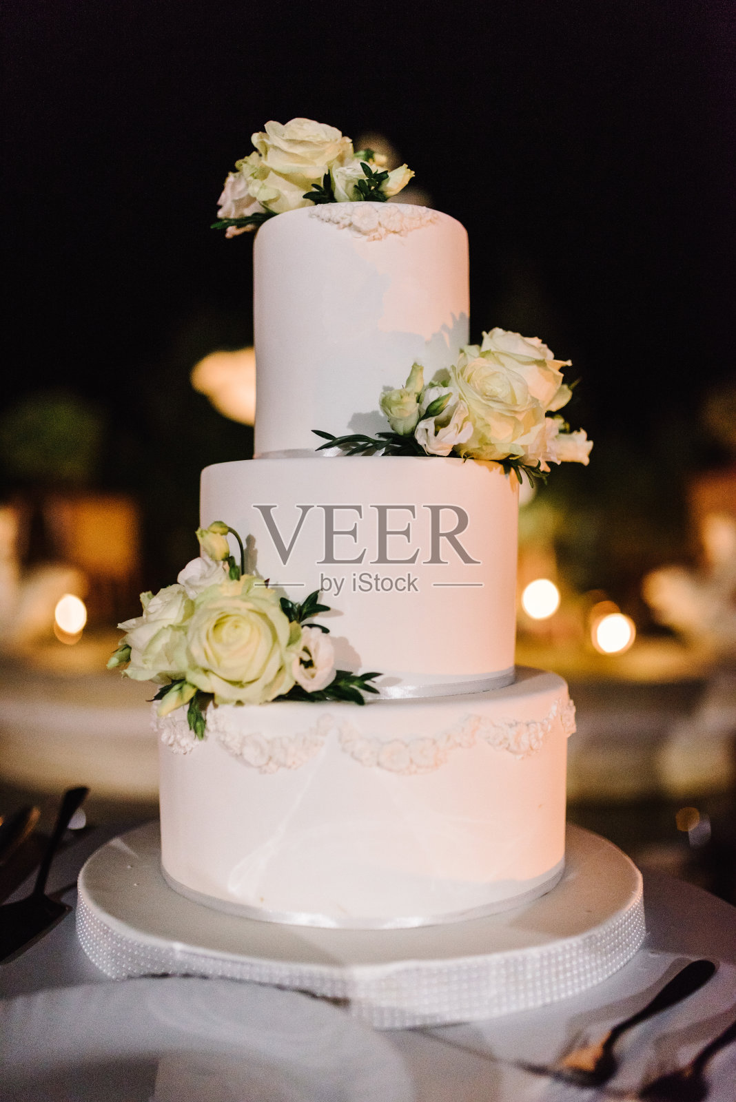 婚礼蛋糕与鲜花婚宴。美味的接待。副本的空间。庆典活动的概念。时髦的蛋糕。照片摄影图片