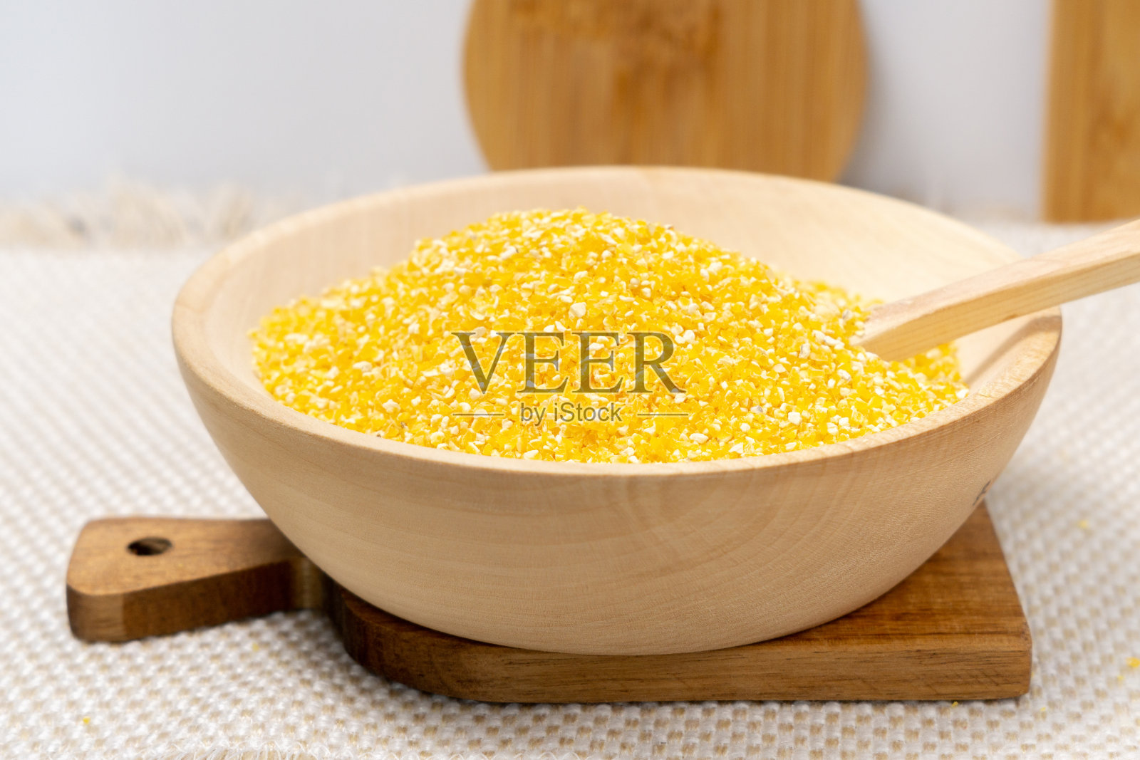 木碗里的玉米粉。用谷物生产谷物的概念，用玉米生产产品。照片摄影图片