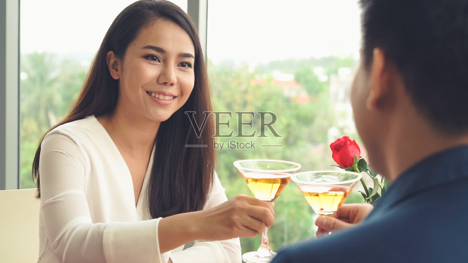 幸福浪漫的情侣在餐厅吃午餐照片摄影图片