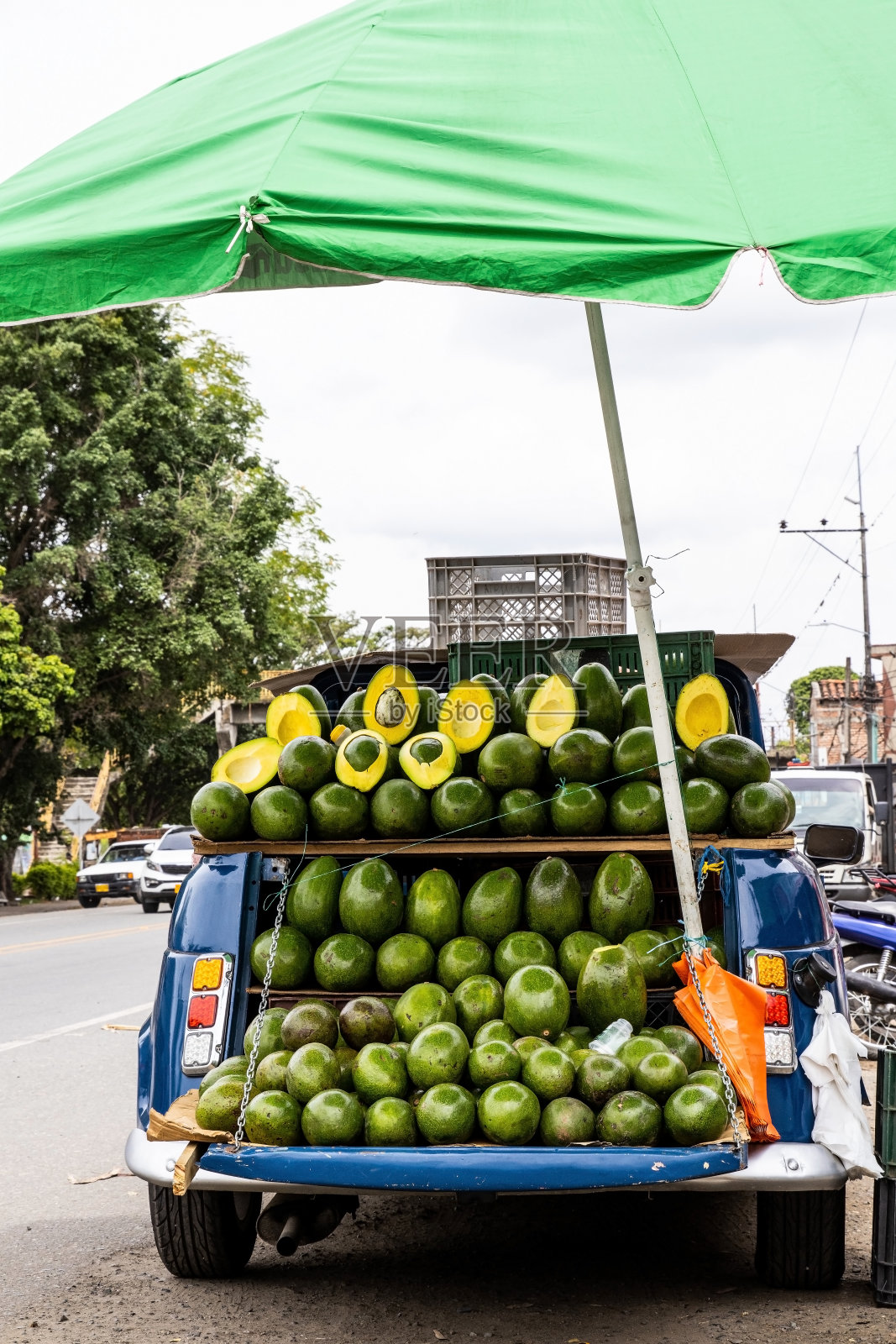 在哥伦比亚考卡谷地区的El Cerrito街头，一辆旧车上卖牛油果照片摄影图片