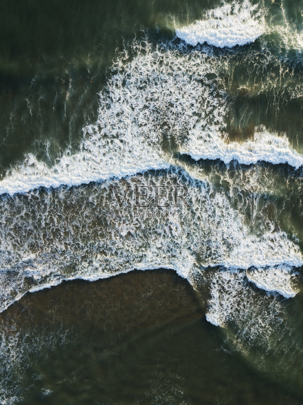 空中顶向下的观点，泡沫的海浪在海，海洋。暑假，水面，风景海景。自然背景纹理壁纸照片摄影图片