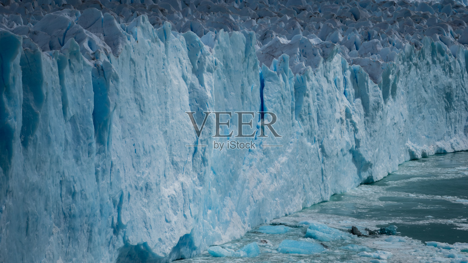 阿根廷南部巴塔哥尼亚的莫雷诺冰川的水平视图表面，徒步在冰川上照片摄影图片