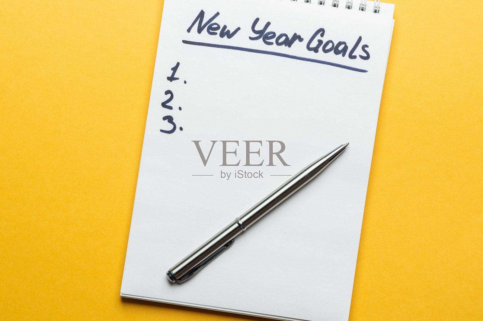 新年目标题词在笔记本黄色的背景上照片摄影图片