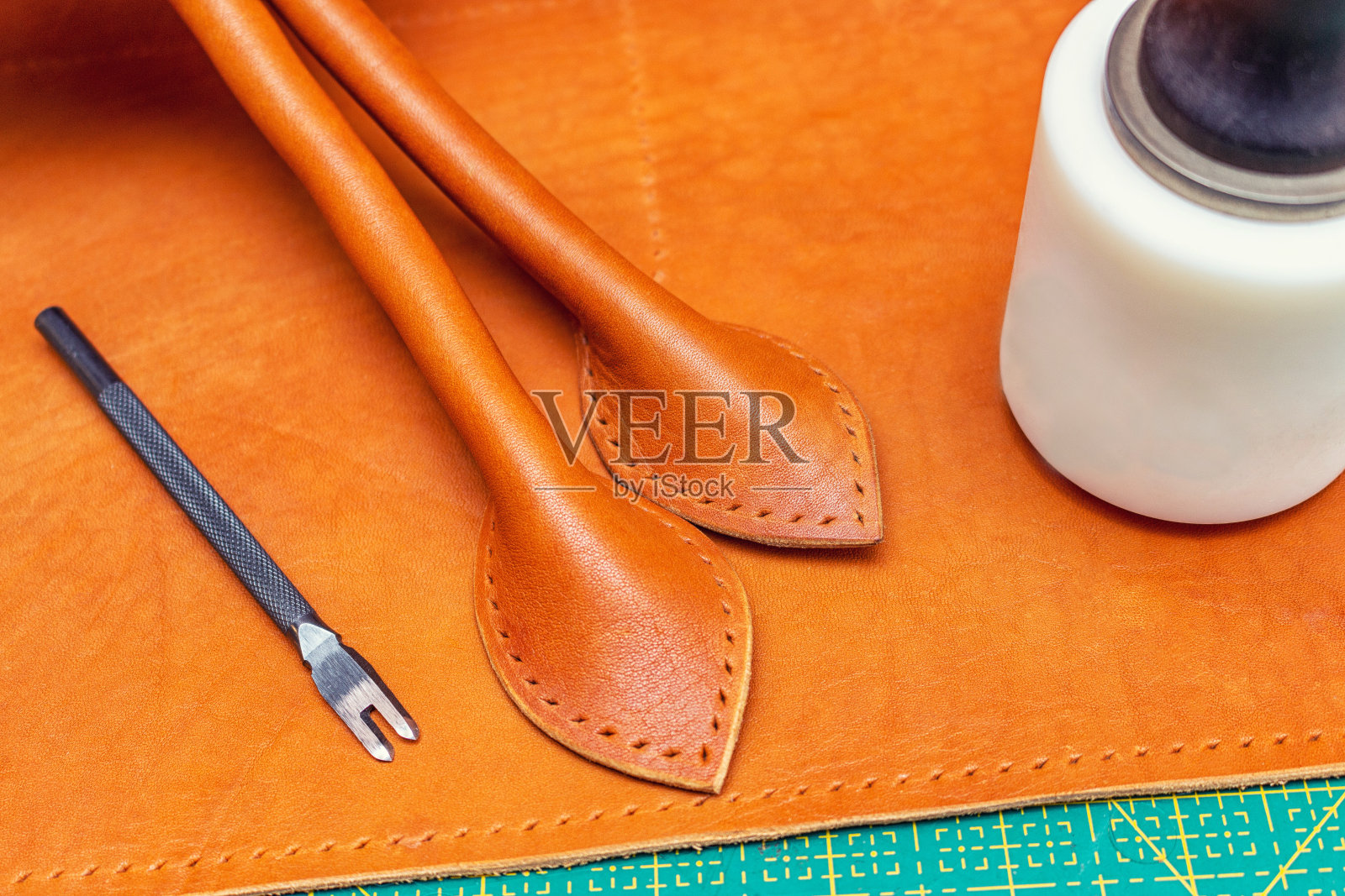 缝制手工皮包照片摄影图片