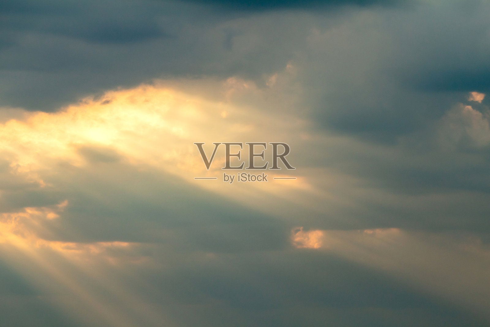 在日落前，美丽如画的天空与云彩和如画的阳光照片摄影图片