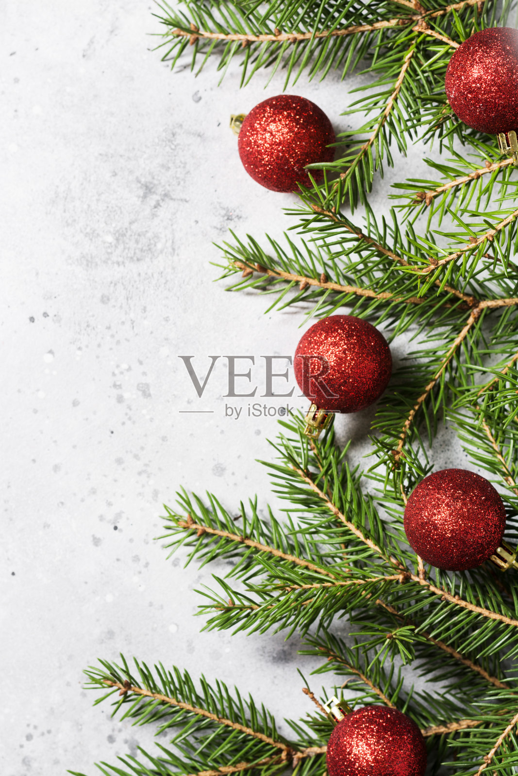 圣诞节的背景。白底云杉树枝上的红色装饰。圣诞断然。从copyspace俯视图照片摄影图片