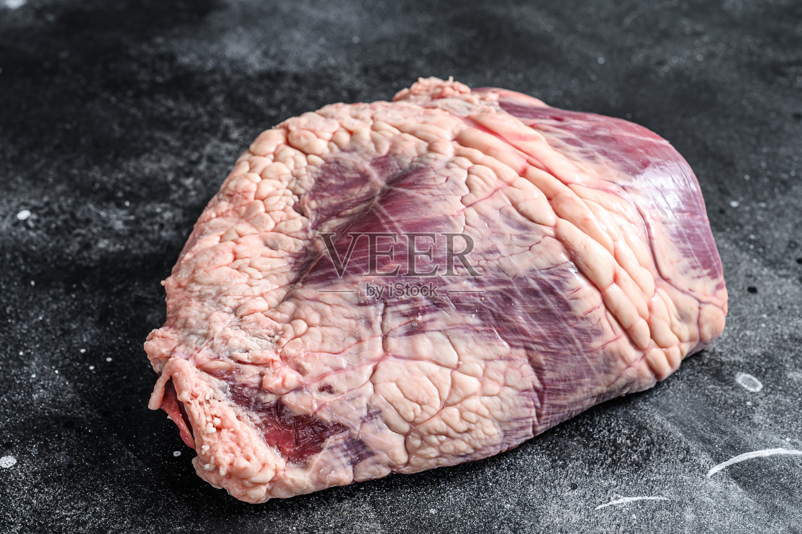 新鲜生牛肝内脏。黑色背景。俯视图照片摄影图片