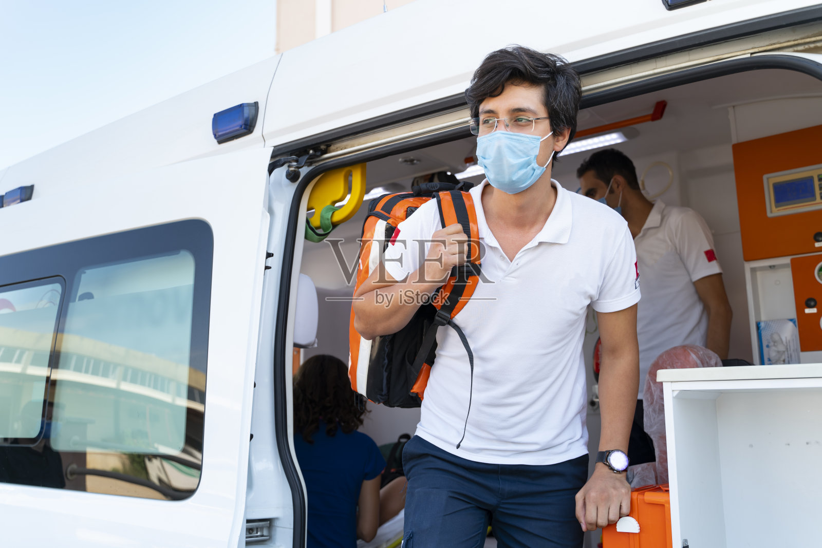 紧急救援小组准备紧急响应救护车中的病人照片摄影图片