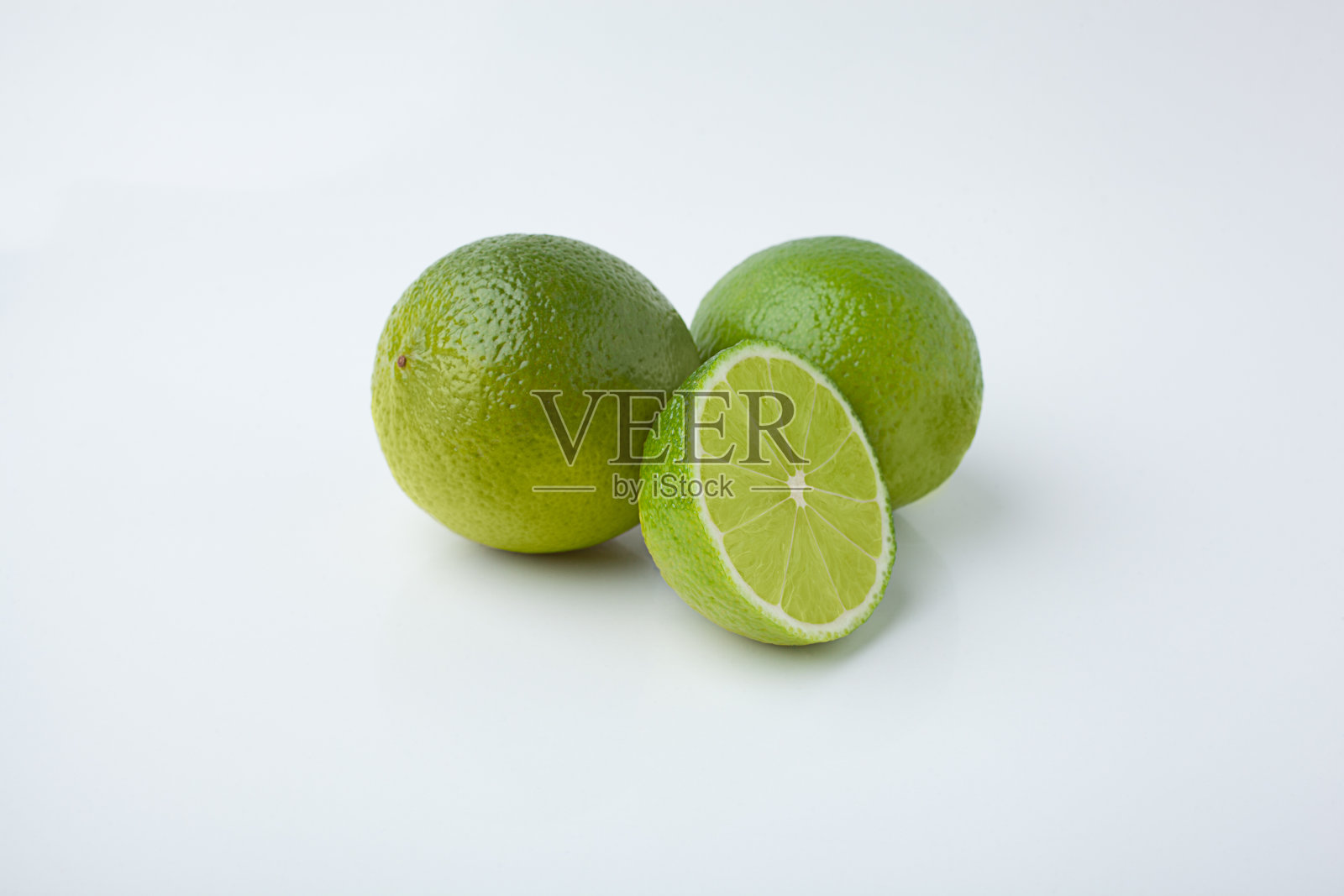 把新鲜的酸橙分离出来，加半个酸橙照片摄影图片