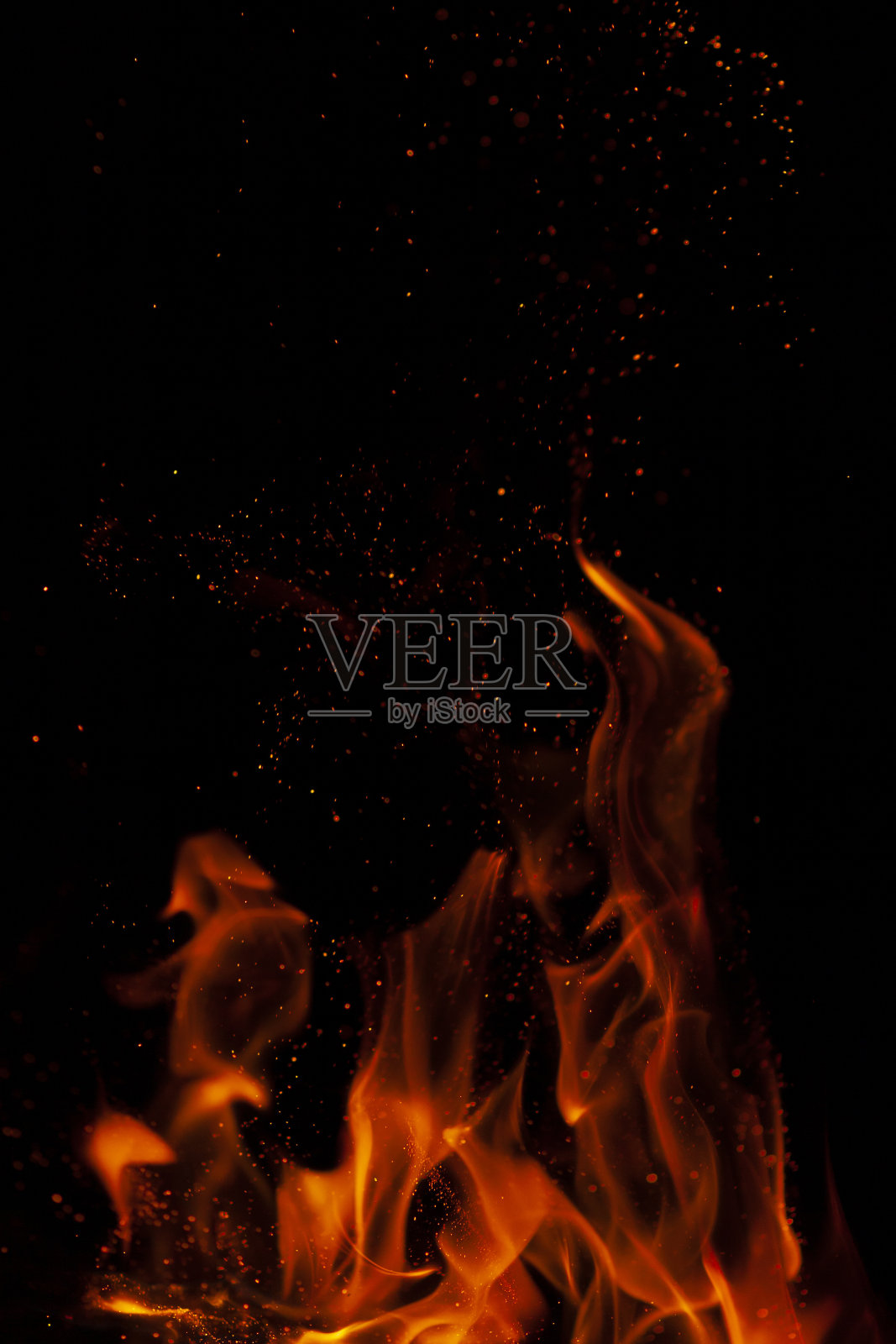 火焰与火花的黑色背景。用于烧烤或烹饪的纹理(元素)照片摄影图片