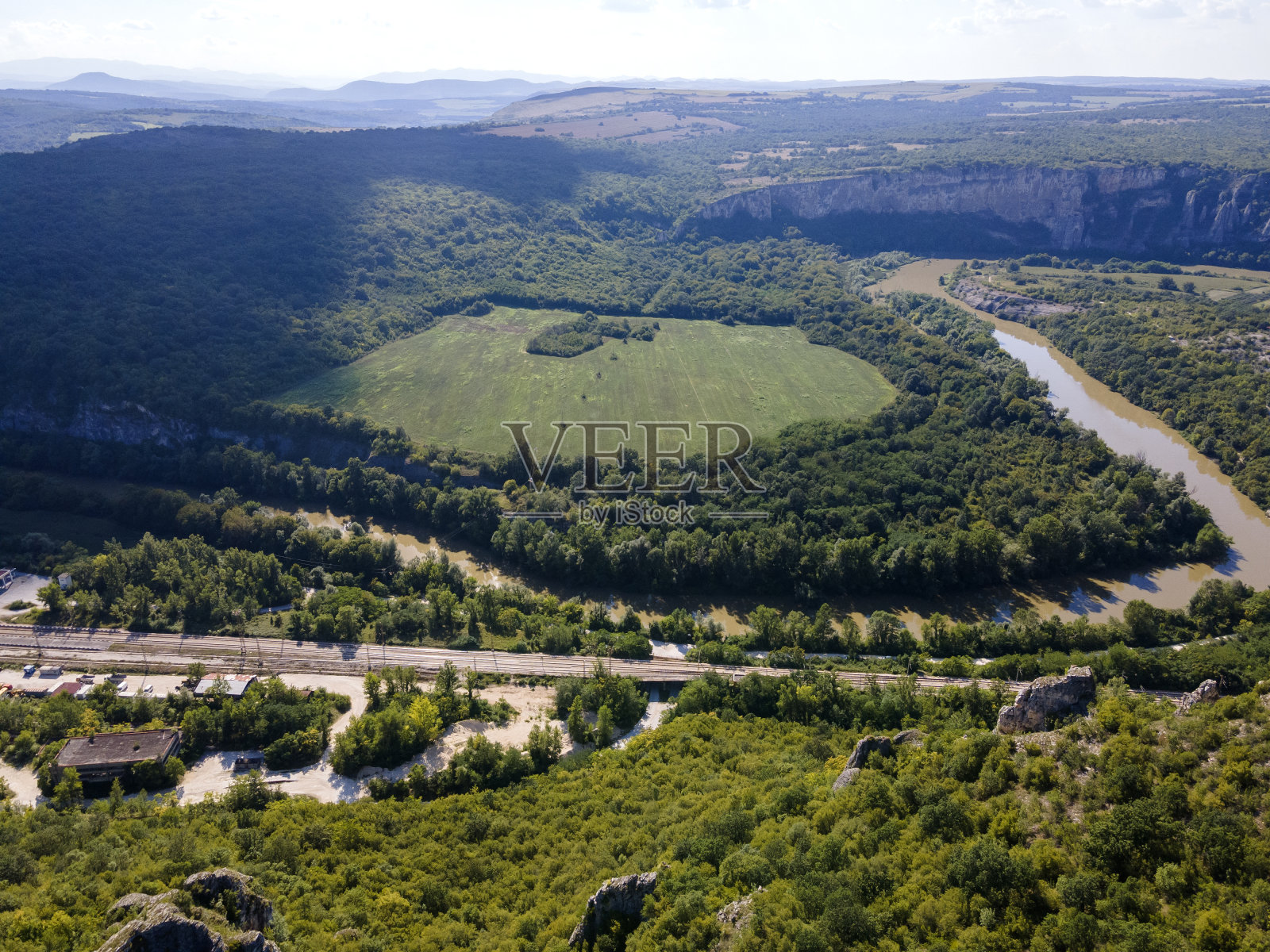 Iskar河，经过保加利亚Karlukovo村附近照片摄影图片