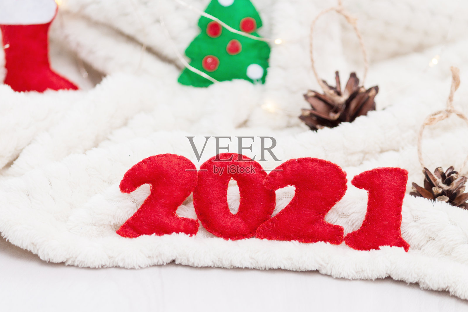 纺织品红色数字2021年与公牛，冷杉球果。圣诞组成。照片摄影图片