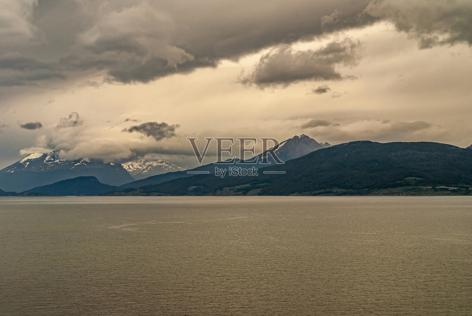 阿根廷乌斯怀亚附近的山脉。照片摄影图片