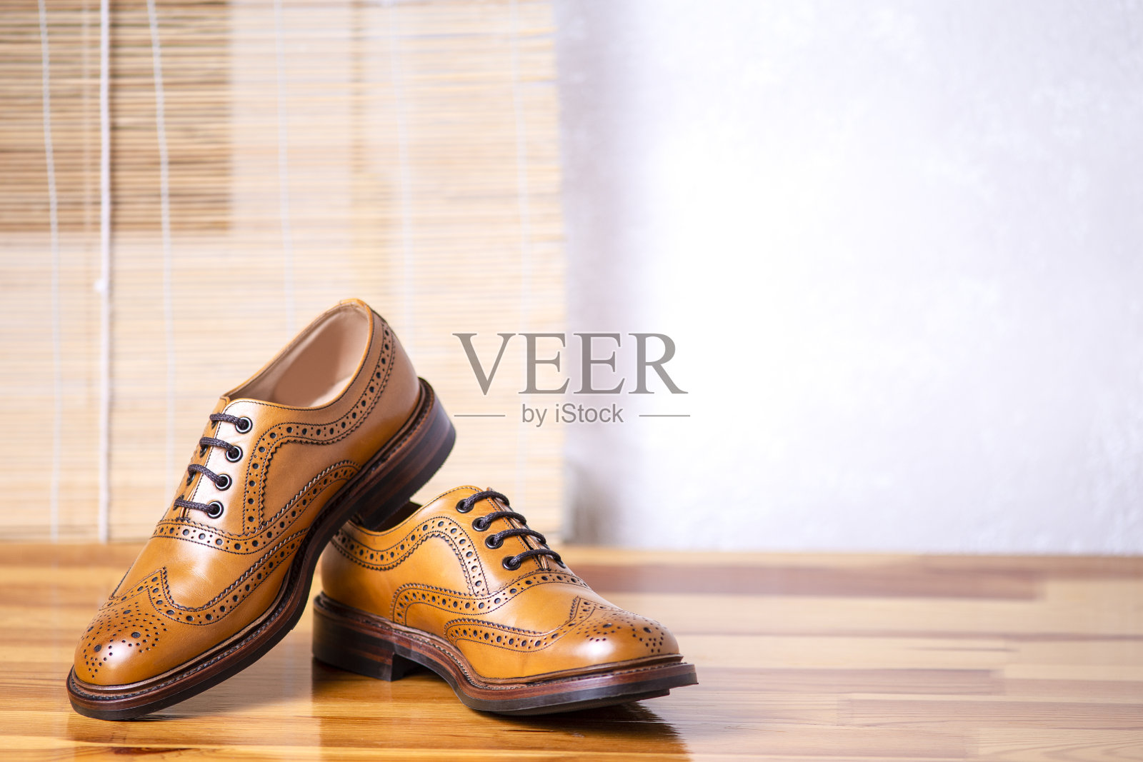男性全brogues棕色牛津鞋的特写。一起放在室内的漆桌上。水平图像组成照片摄影图片