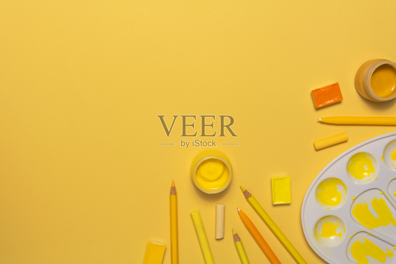 用工具在黄色背景上作画照片摄影图片