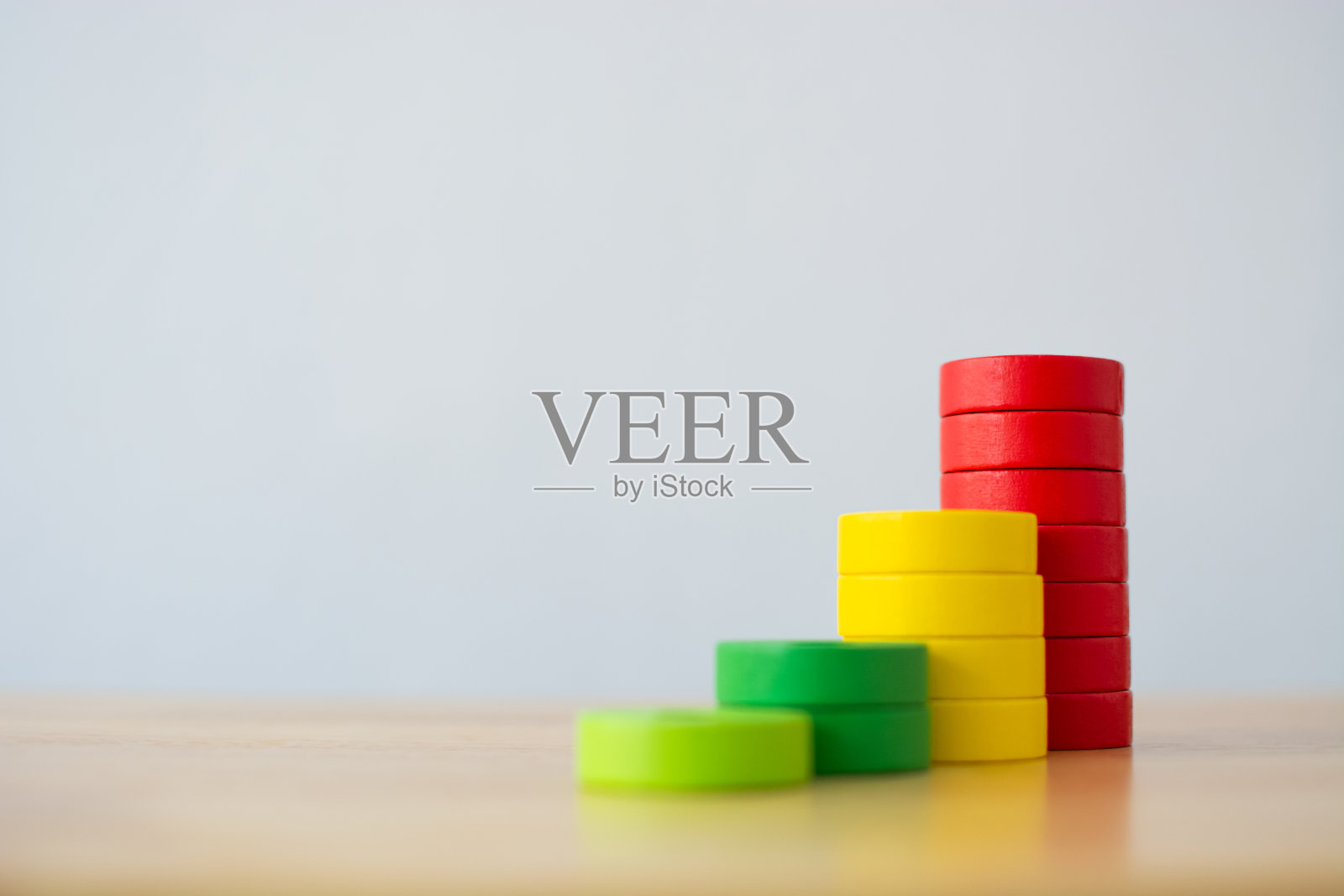 木桌上的多色木块堆叠台阶为楼梯。成长成功过程的业务概念照片摄影图片