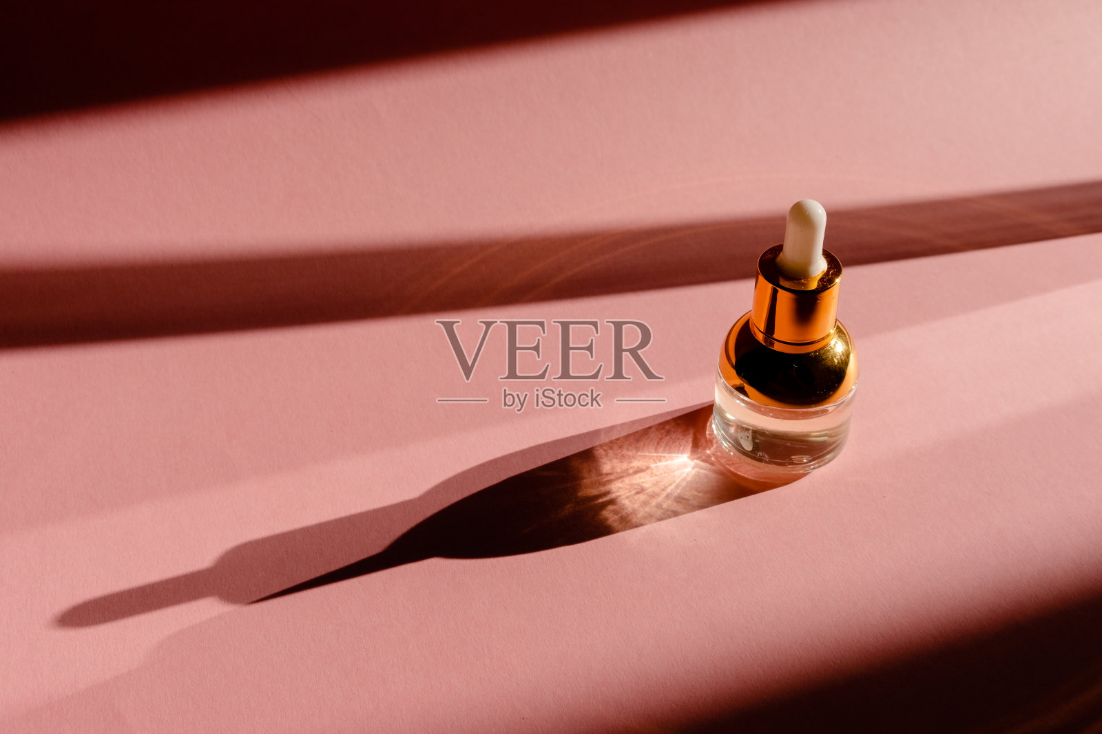 含有液体胶原蛋白和透明质酸的玻璃瓶，水合皮肤。顶层平面查看copyspace。自然背景照片摄影图片