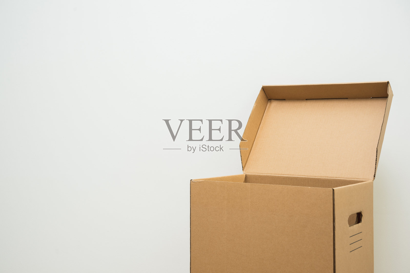 盒子包裹纸板模拟在空白空间白色背景。照片摄影图片