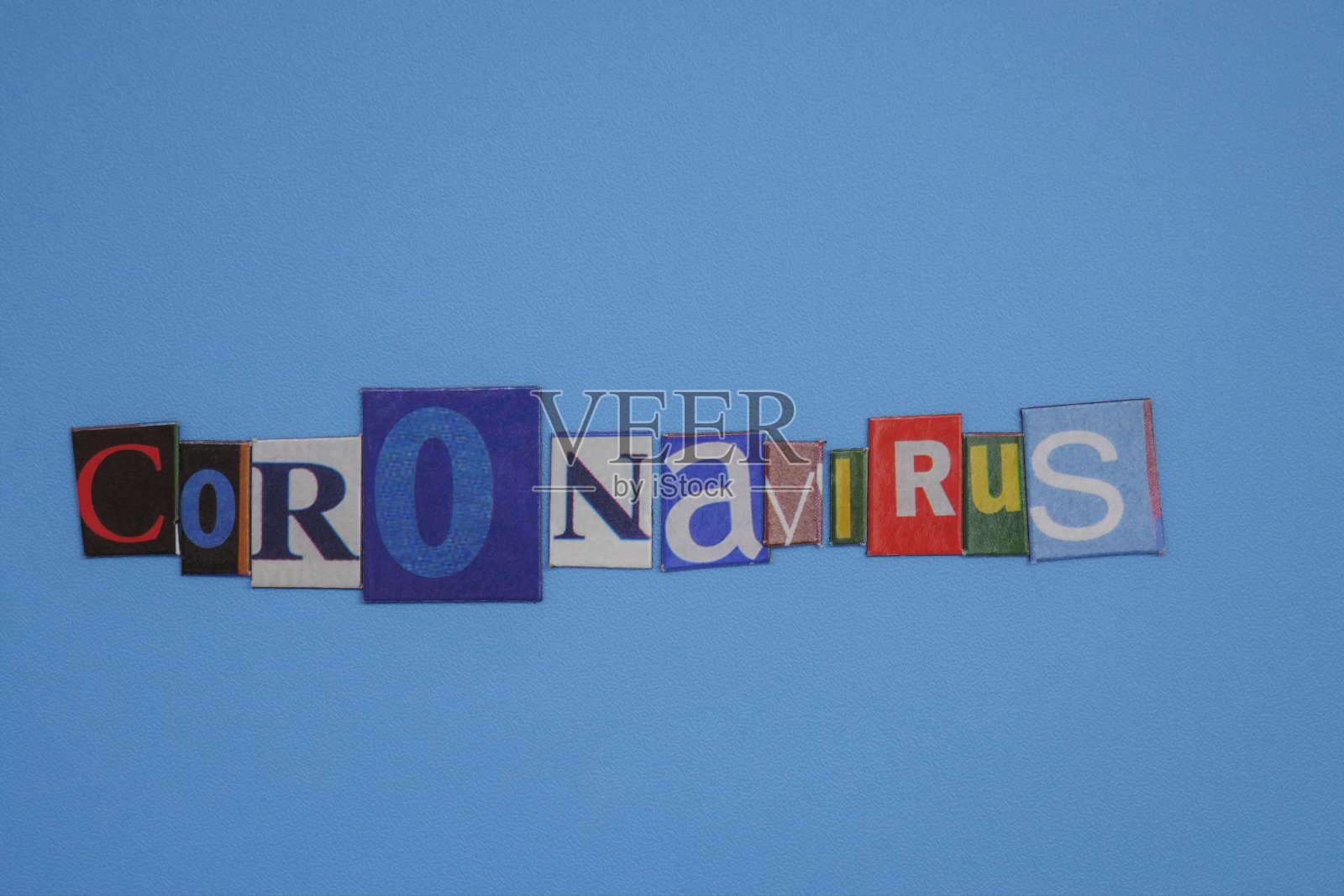 冠状病毒感染流行概念。冠状病毒的统计数据。冠状病毒一词来自蓝色背景的报纸信件。医学和健康。照片摄影图片