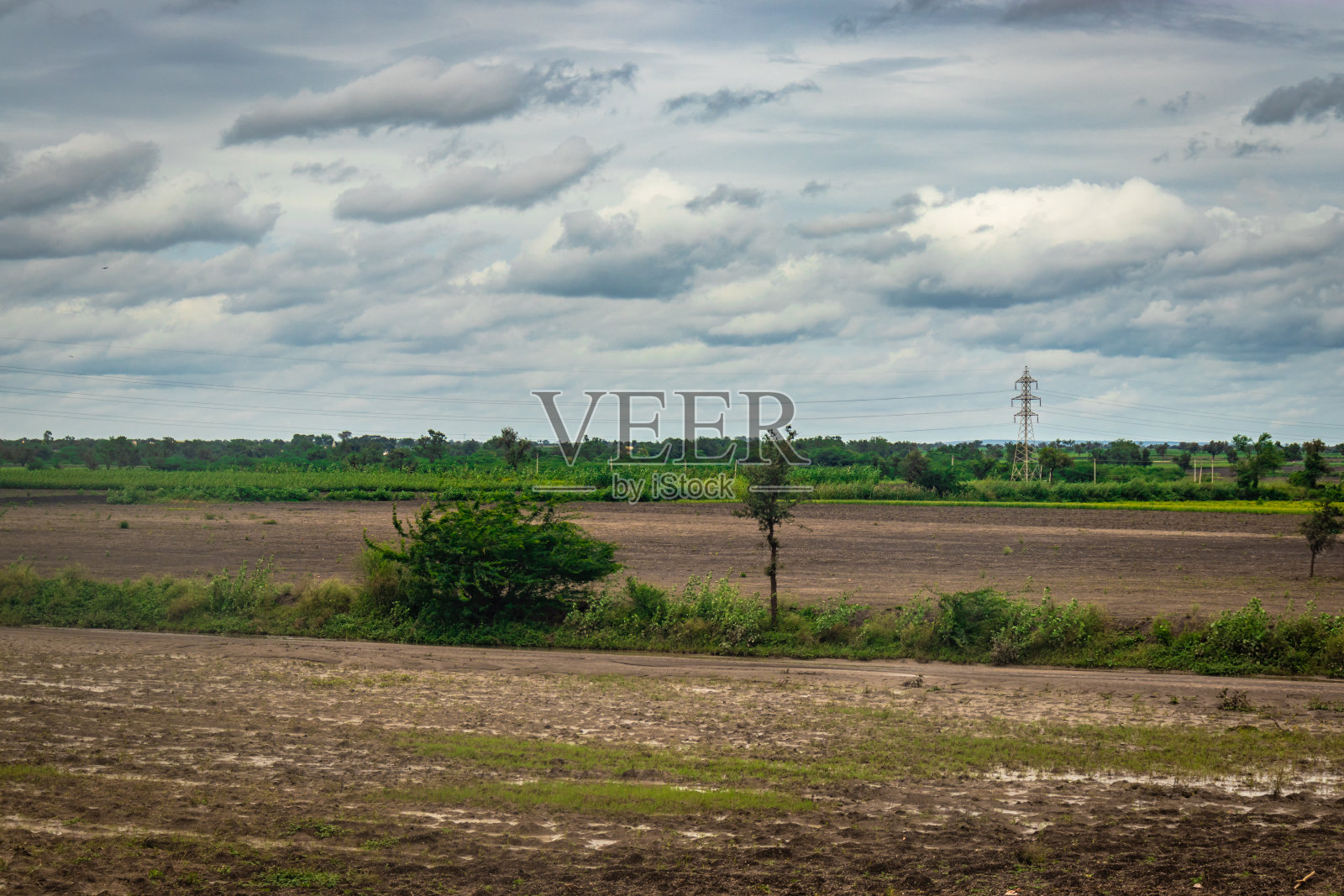 农村农田与戏剧性的多云天空照片摄影图片