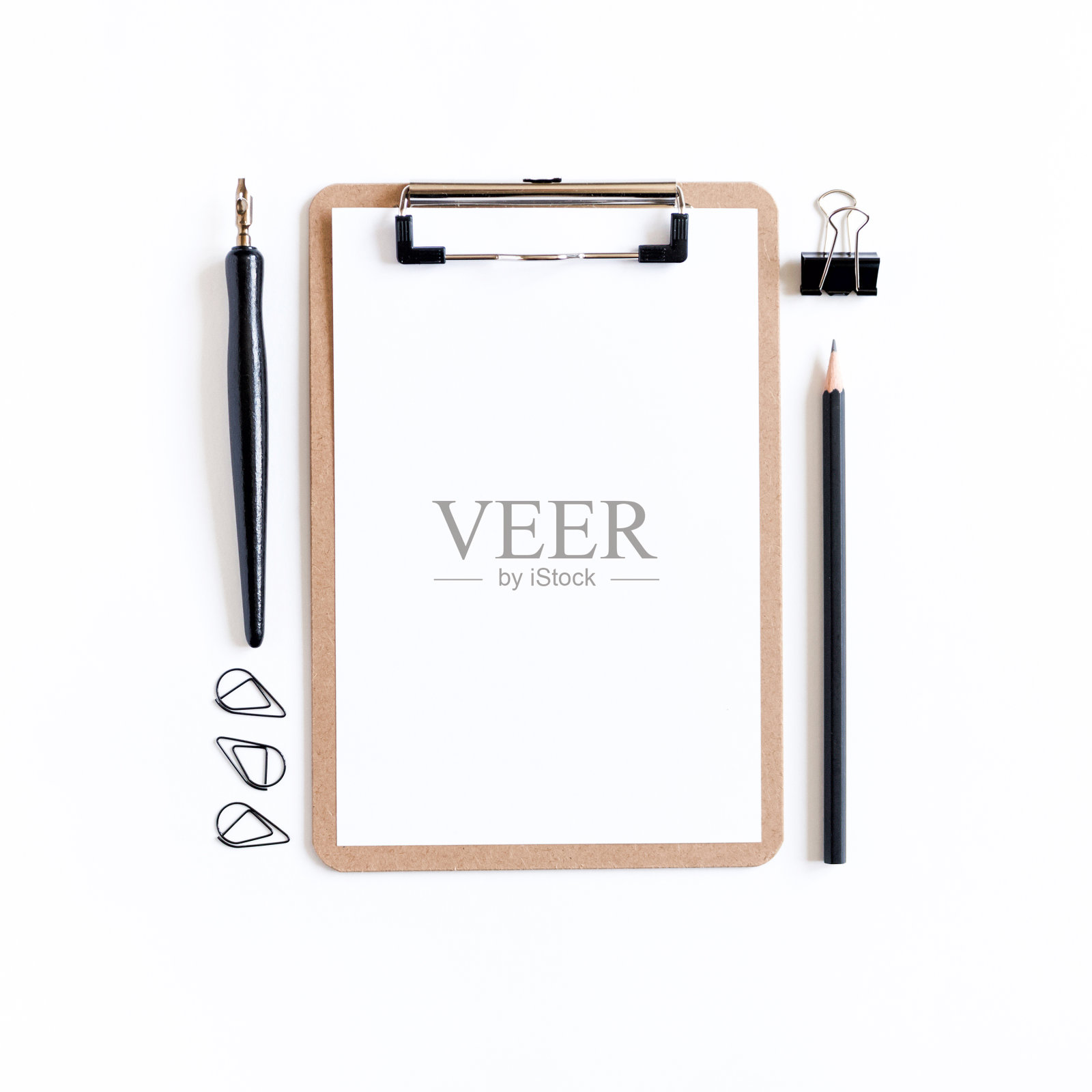 剪贴板与白色空白纸，黑色回形针，书法笔，铅笔在白色的背景照片摄影图片