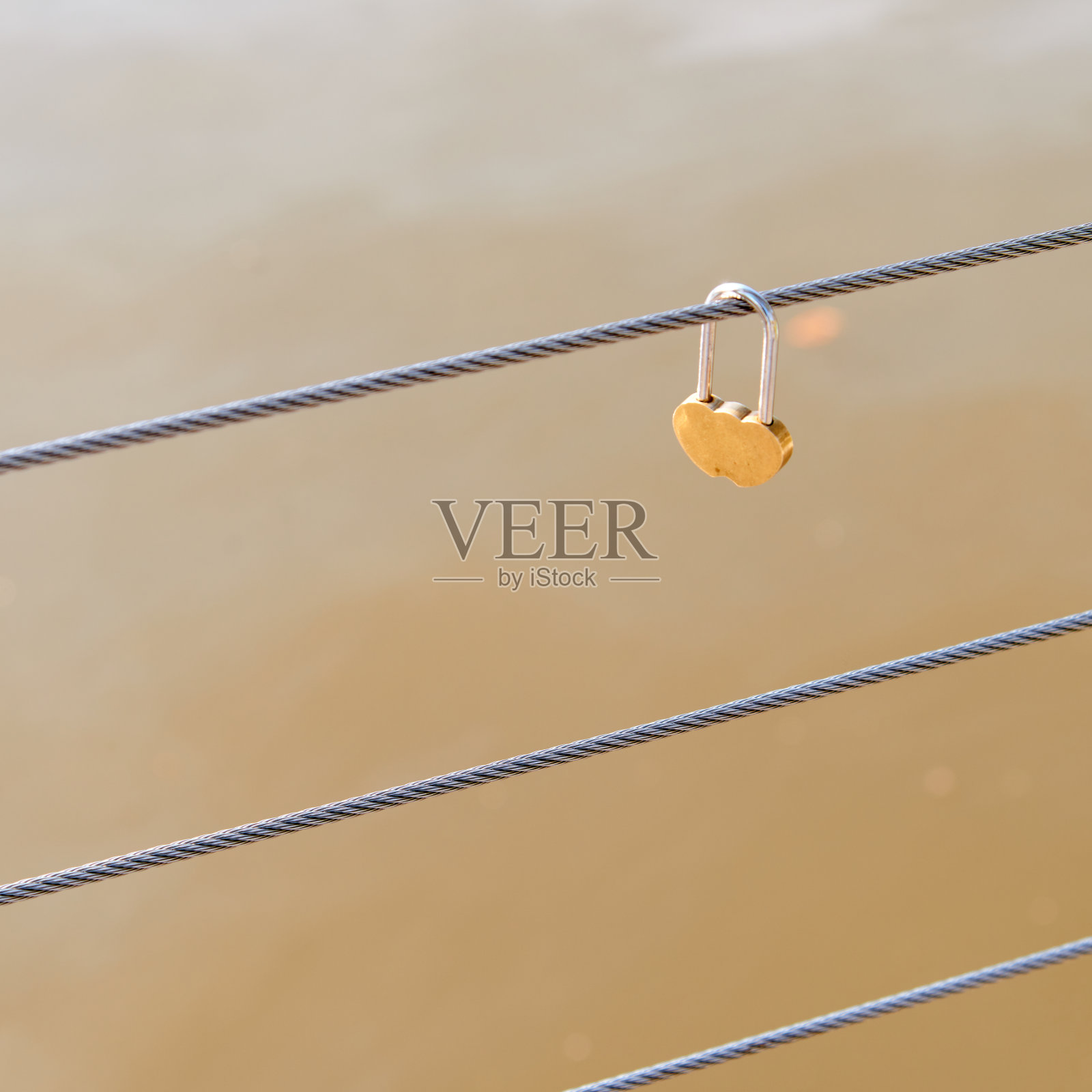 婚礼用的金属金锁或挂锁上有两颗心。婚姻的象征，情人节的背景概念。复制空间，选择焦点。照片摄影图片