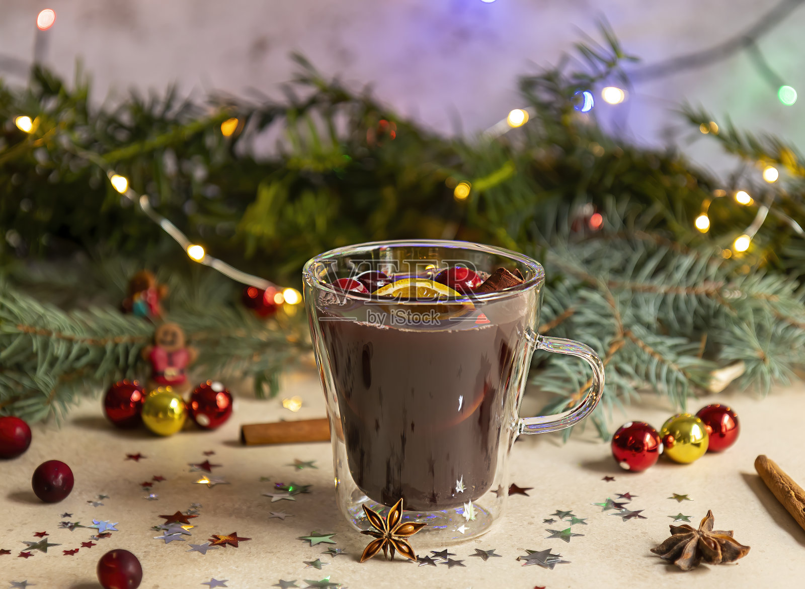 杯中加入热红酒，传统的圣诞节日饮品照片摄影图片