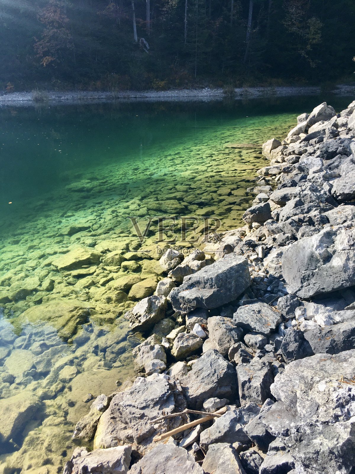Eibsee(紫杉海)是德国巴伐利亚州的一个湖泊，位于Garmisch-Partenkirchen西南9公里处，慕尼黑西南约100公里处。照片摄影图片