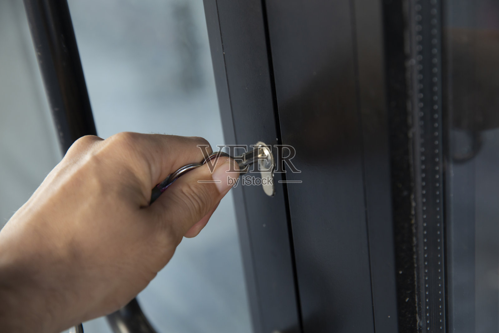 开门的人照片摄影图片