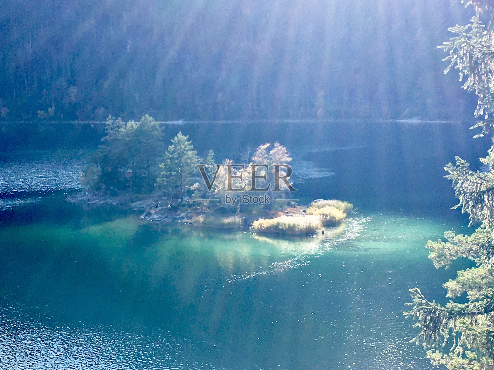 Eibsee(紫杉海)是德国巴伐利亚州的一个湖泊，位于Garmisch-Partenkirchen西南9公里处，慕尼黑西南约100公里处。照片摄影图片