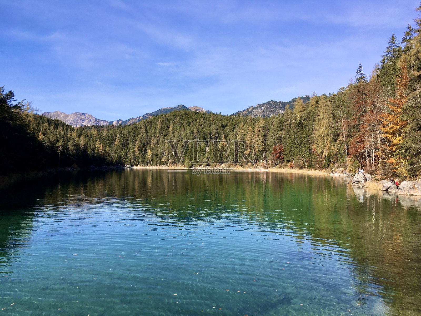Eibsee(紫杉海)是德国巴伐利亚州的一个湖泊，位于Garmisch-Partenkirchen西南9公里处，慕尼黑西南约100公里处。照片摄影图片