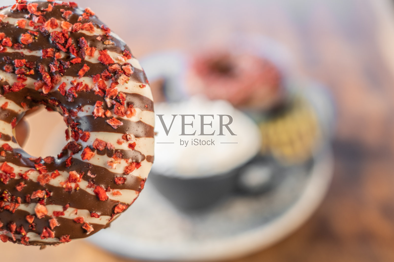 近距离彩色甜甜圈照片摄影图片