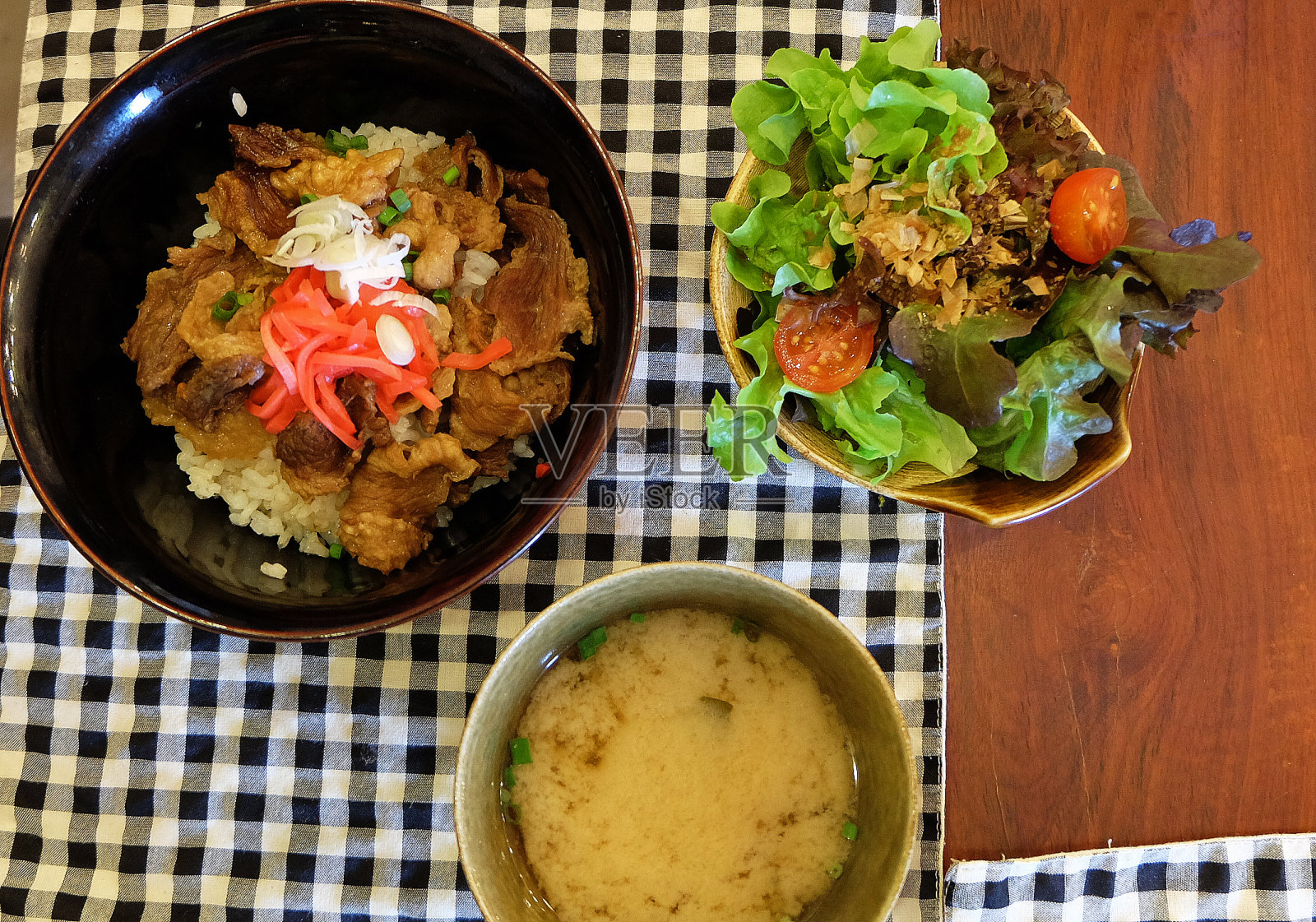 和牛米饭配青菜沙拉和味噌汤照片摄影图片