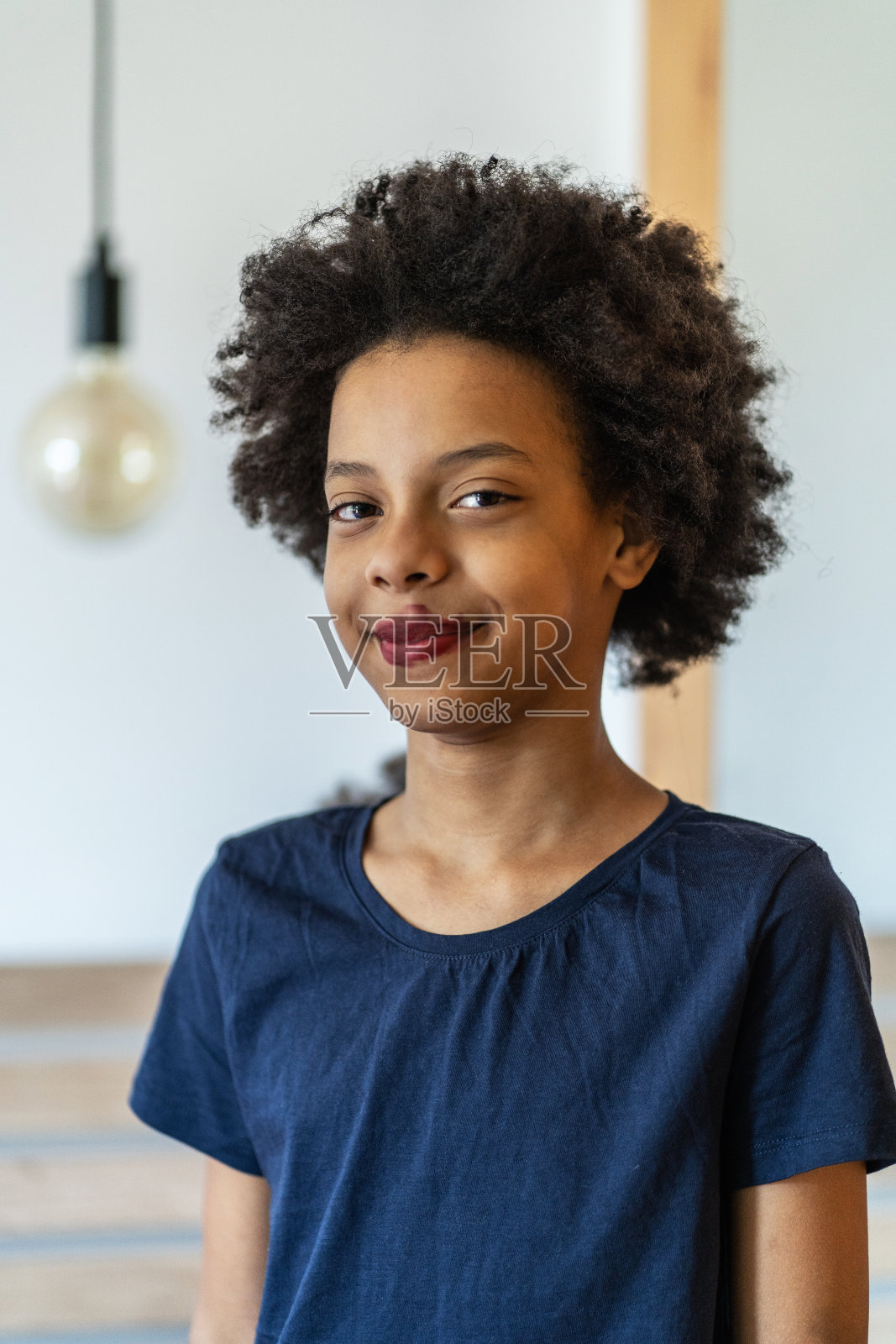 可爱的小女孩用妈妈的化妆品和口红化妆照片摄影图片