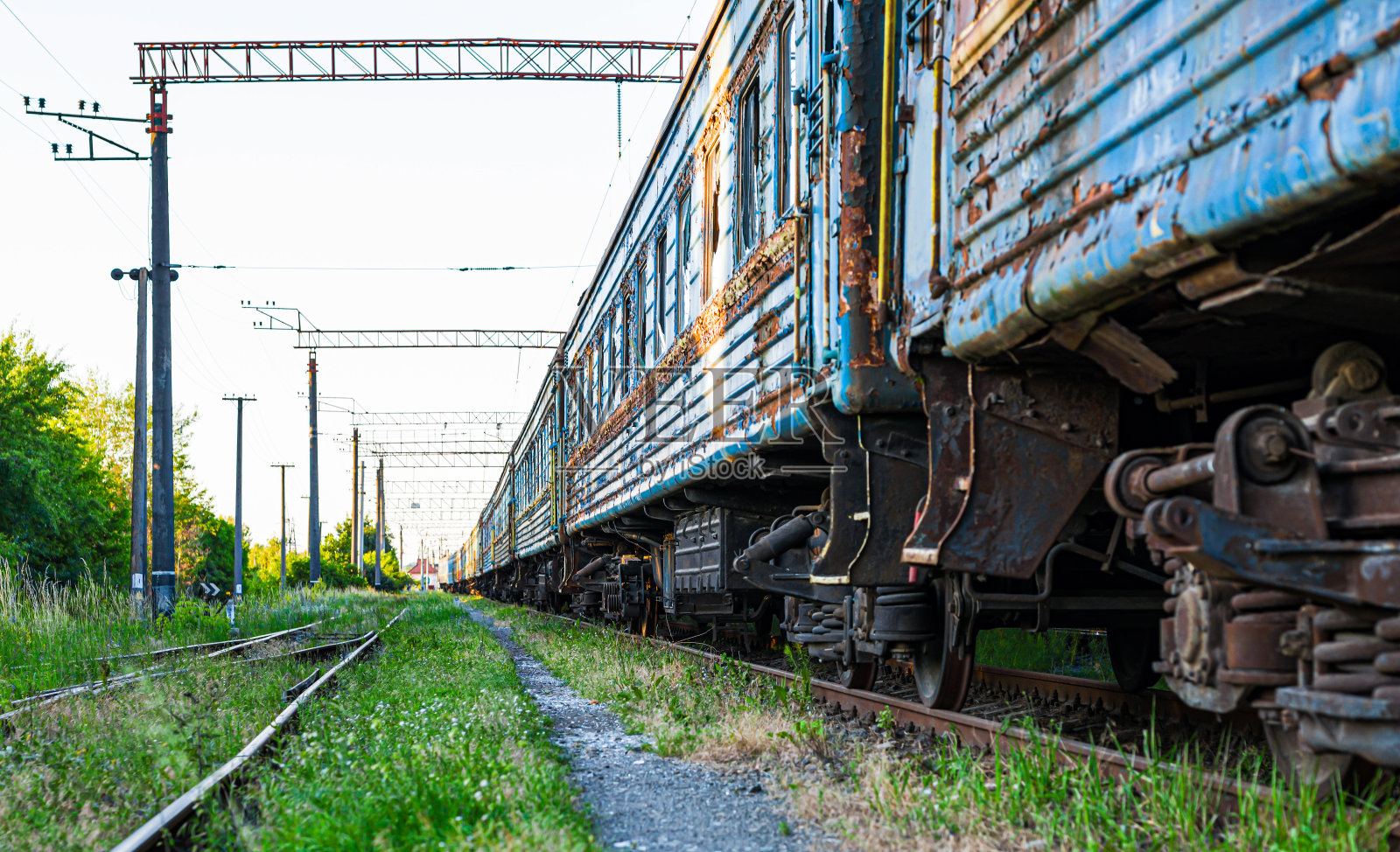 旧的，生锈的，废弃的乘用车在备用轨道上照片摄影图片