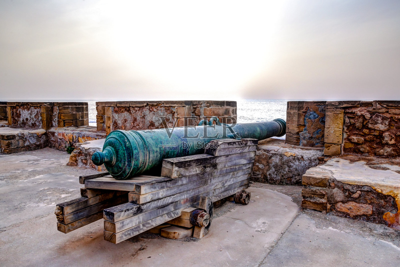 萨尔摩洛哥周围要塞墙上的一门古老的大炮照片摄影图片