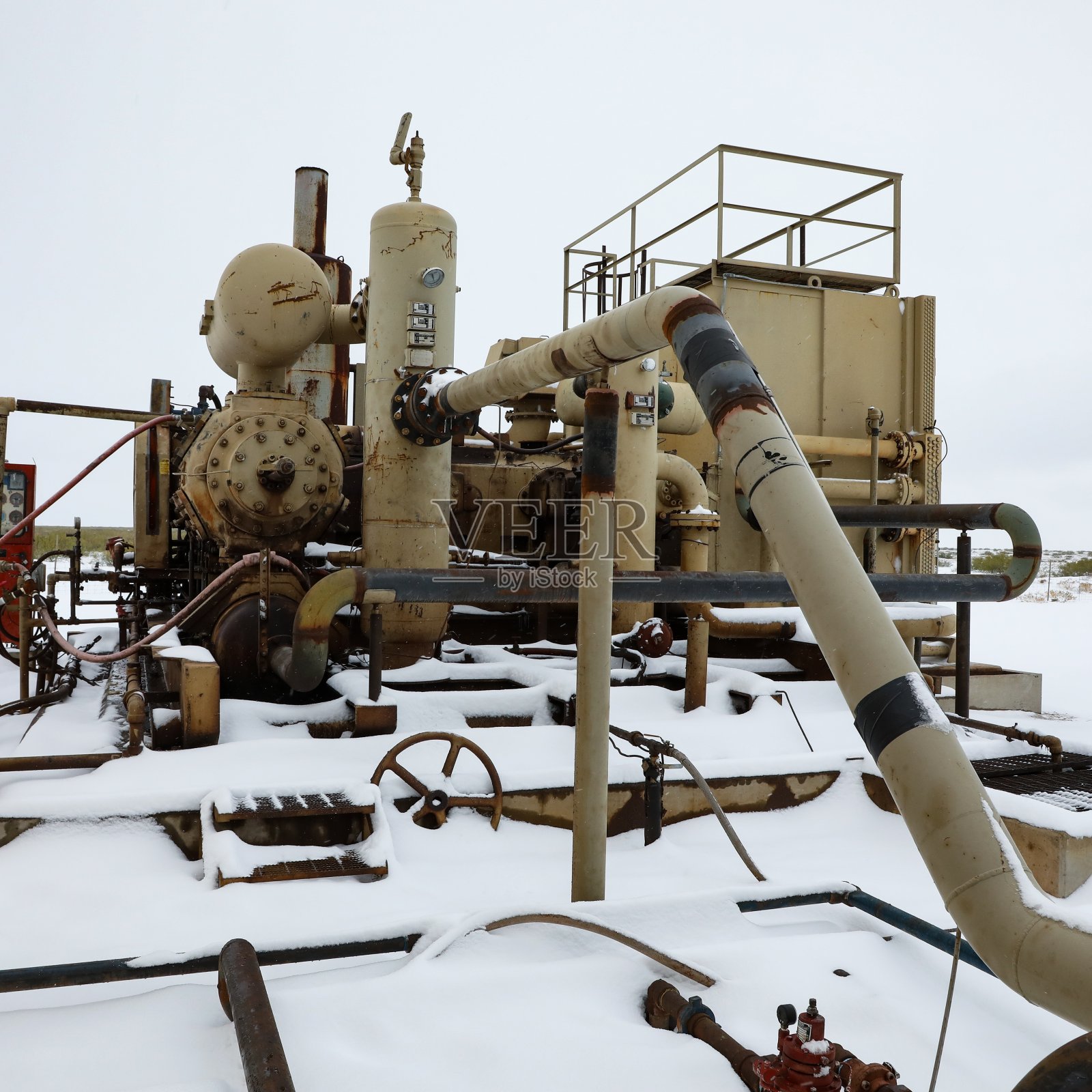 油田机械在雪地里照片摄影图片